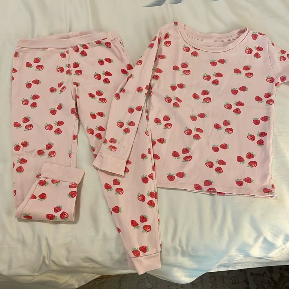 100% Pima cotton pajamas. Great quality. Size 5, strawberry print